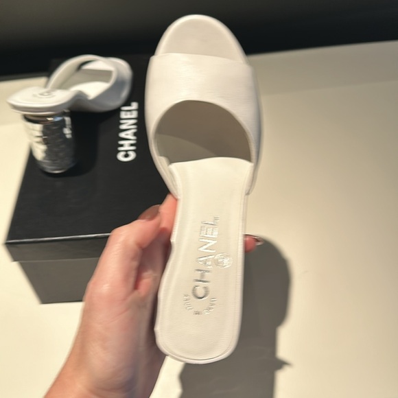 BRAND NEW NEVER WORN Chanel white leather mules with decorative heel! - Picture 9 of 11